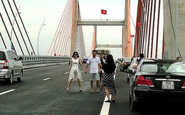 Tấp nập tạo dáng chụp ảnh trên cao tốc Hạ Long-Hải Phòng