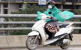 Hà Nội: Gió rét thổi mạnh, nhiều người chạy xe máy bị quật chao đảo trên đường phố