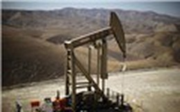 Sản lượng khai thác của Mỹ tăng mạnh đẩy giá dầu thô giảm