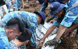 Chùm ảnh: Người dân Nha Trang đau xót dựng bàn thờ chung cho những nạn nhân đã khuất sau trận lũ và sạt lở lịch sử