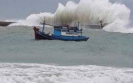 Thót tim với sóng cao ngất đập vào Phú Quý trước khi bão số 9 vào