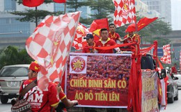 Hàng trăm cổ động viên diễu hành qua các tuyến phố Hà Nội trước trận Việt Nam-Campuchia