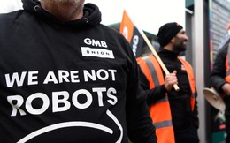 Hàng nghìn công nhân Amazon đình công dịp Black Friday với khẩu hiệu 'chúng tôi không phải những con robot'
