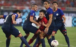Một, hai... rồi bốn cầu thủ Philippines cũng chẳng ngăn được Quang Hải tỏa sáng