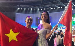 Tiểu Vy cùng mẹ cầm cờ Tổ quốc, rạng rỡ ghi lại khoảnh khắc đáng nhớ trên sân khấu chung kết Miss World 2018