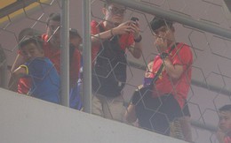 Có vé trong tay, cổ động viên Việt Nam vẫn phải trèo rào vào sân xem chung kết AFF Cup 2018