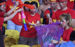 Hình ảnh đẹp: CĐV Việt Nam nán lại SVĐ Bukit Jalil ở Malaysia để dọn rác sau trận chung kết lượt đi của ĐT nước nhà