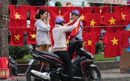 Người TP HCM nườm nượp mua sẵn cờ, áo đỏ cổ vũ tuyển Việt Nam