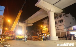 Ảnh: Công nhân xuyên đêm lắp đặt dầm U nặng 150 tấn cuối cùng trên tuyến đường sắt Nhổn - Ga Hà Nội