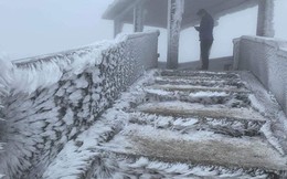 Băng tuyết phủ trắng nhà cửa, xe cộ ở đỉnh Mẫu Sơn