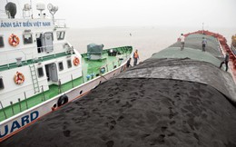 Cảnh sát biển tạm giữ gần 3.500 tấn than có biểu hiện nghi vấn