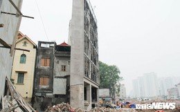 Ảnh: Đường chưa làm xong, nhà siêu mỏng, siêu méo đã mọc lên nhan nhản ở Hà Nội