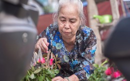 Triết lý sung sướng phụ nữ hiện đại nào cũng phải học từ cụ bà 81 tuổi bán hoa thơm 70 năm ở góc chợ Đồng Xuân