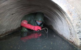 Một ngày "ngập trong bùn" của công nhân thoát nước cống ngầm Hà Nội