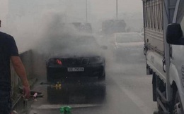 Hà Nội: Ô tô Mercedes bất ngờ bốc cháy trên đường vành đai 3 trên cao