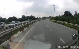 Video: Thót tim khoảnh khắc hàng loạt ô tô đi lùi trên cao tốc