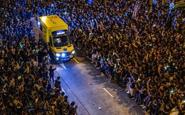 Khoảnh khắc biển người nhường lối cho xe cứu thương trong biểu tình ở Hồng Kông