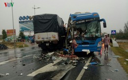 Xe giường nằm đâm xe tải ở Quảng Bình, nhiều người nhập viện