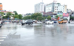 Vỡ ống nước ở ngã 6 Hà Nội, nước chảy như suối giữa phố