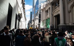 Tương lai nào cho Argentina sau cú sập 48% chỉ trong 1 ngày của thị trường chứng khoán