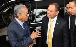 Toàn cảnh màn lái thử xe Vinfast với vận tốc 100 km/h của Thủ tướng 94 tuổi Mahathir Mohamad