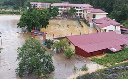 Mưa 30 phút, sân Trường THPT Si Ma Cai biến thành 'hồ nước'