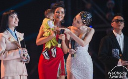 Khoảnh khắc gây xúc động mạnh tại WeChoice Awards 2018: Hoa hậu H'Hen Niê và Hương Giang trìu mến bế bé Đinh Văn K'Rể