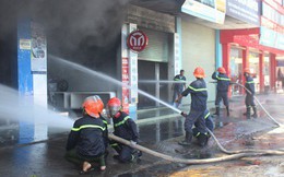 Cháy lớn tại cửa hàng trưng bày xe, PCT tỉnh Tiền Giang trực tiếp chỉ đạo chữa cháy