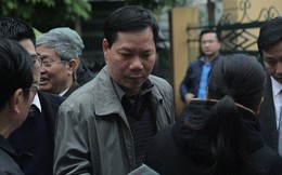 Bị cáo Trương Quý Dương nhờ người dìu khỏi tòa vụ chạy thận Hòa Bình