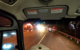 Xe cháy ngùn ngụt trên đường dẫn vào hầm Hải Vân