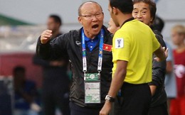 Quang Hải bị phạm lỗi, HLV Park Hang-seo gắt với cả trọng tài và HLV Jordan để đòi công bằng