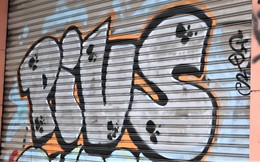 Ảnh: Con đường hơn 300 tỷ đồng ở Hà Nội bị bôi bẩn