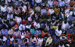 Ảnh: Hàng nghìn người ngồi vật vờ lúc nửa đêm ở sân bay Tân Sơn Nhất đón Việt kiều về quê ăn Tết Kỷ Hợi 2019