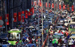 Nỗi ám ảnh của người Sài Gòn những ngày cận Tết: "Rừng" xe đông nghẹt trên nhiều tuyến đường trung tâm từ trưa đến tối