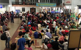 Hàng nghìn người vật vờ ở ga Sài Gòn sau sự cố tàu SE1 trật bánh