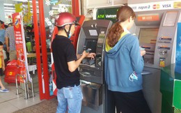Chật vật rút tiền từ máy ATM ngày cận Tết