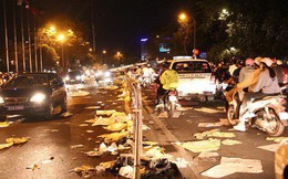 Sài Gòn ngập rác đêm giao thừa: Đằng sau niềm vui năm mới là đêm trắng của công nhân vệ sinh
