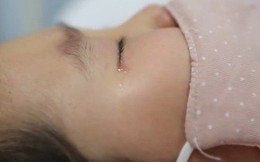 Bé gái 6 tuổi nhất quyết từ chối điều trị ung thư máu dù bệnh ngày càng nặng, đến khi hỏi được lý do ai nấy đều rơi nước mắt