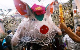 Hà Nội: Dùng kim khâu vào da của 17 "ông lợn" để thực hiện lễ rước và tế lợn trong đêm ở làng La Phù