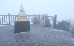 Tuyết bất ngờ rơi trên đỉnh Fansipan giữa tháng 2