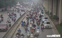 Ảnh: Dòng người len chặt trên tuyến đường Hà Nội dự định cấm xe máy