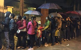 3 giờ sáng dân Bắc Ninh xếp hàng trong mưa rét chờ xét nghiệm sán lợn