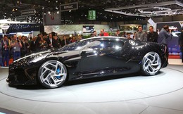 Xem siêu xe đắt nhất thế giới của Bugatti rón rén lăn bánh khỏi triển lãm mới phát hiện ra cú lừa này