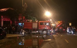 Nhiều người mắc kẹt trong cửa hàng bốc cháy dữ dội ở Hà Nội