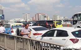 Bốn ô tô tông liên hoàn trên cầu Sài Gòn, giao thông tê liệt