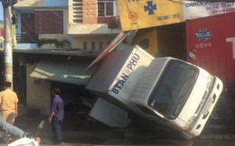 Tài xế xe container vẫn say sưa ngủ trong cabin sau khi tông sập 2 nhà dân ở Sài Gòn