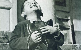 Bức ảnh đắt giá "Cậu bé ôm giày mới" và thông điệp đầy ý nghĩa giúp nhiều người biết trân trọng cuộc sống hơn