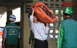 Người dân lỉnh kỉnh đồ đạc trở lại Thủ đô sau kỳ nghỉ lễ