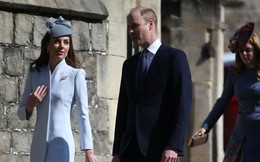 Hố sâu ngăn cách giữa hai cặp đôi hoàng gia: Hoàng tử Harry xuất hiện lẻ loi với vẻ mặt bất thường, có hành động khác lạ với vợ chồng Công nương Kate