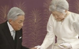 Khoảnh khắc xúc động nhất trong Lễ thoái vị: Nhật hoàng Akihito rưng rưng nắm chặt tay, dìu bước người bạn đời gắn bó 60 năm trong thời khắc chuyển giao lịch sử